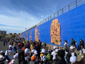 Porta delle farfalle, 1 km bassorilievo ceramico a Catania