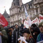 Scontri a Parigi dopo l'ok alla riforma delle pensioni