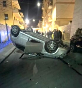 Carambola di auto a Comiso, una macchina si ribalta, 4 feriti