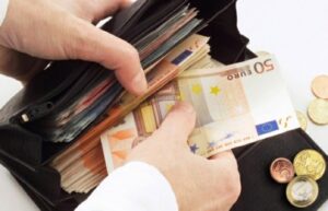 Trova borsello con 4 mila euro: donna nigeriana lo porta alla polizia