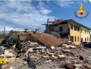 Esplosione in casa Lucchesia, persona estratta viva da macerie
