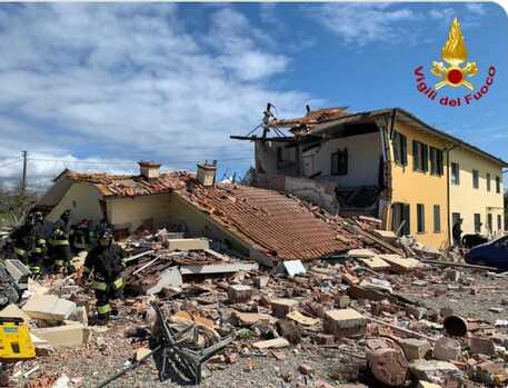Esplosione in casa Lucchesia, persona estratta viva da macerie
