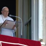Papa Francesco difende Wojtyla: "Illazioni offensive su di lui"