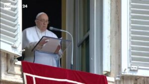Papa Francesco difende Wojtyla: "Illazioni offensive su di lui"