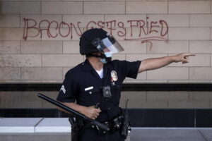 Stava ripulendo i graffiti di una gang, ucciso a Los Angeles