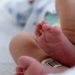 Il bimbo di 4 mesi caduto in casa, l'operazione d'urgenza, la morte
