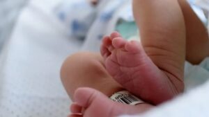 Il bimbo di 4 mesi caduto in casa, l'operazione d'urgenza, la morte