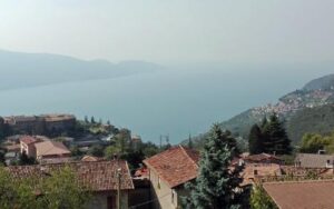 Operaio 65enne cade da impalcatura e muore nel Bresciano