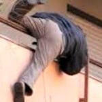 Dimentica le chiavi di casa e sale dal balcone: scivola e muore