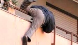 Dimentica le chiavi di casa e sale dal balcone: scivola e muore