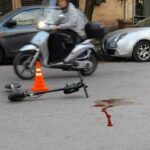 Cade col monopattino, batte la testa e muore