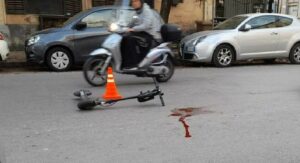 Cade col monopattino, batte la testa e muore