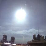 Satellite Nasa precipita, bagliore illumina il cielo di Kiev