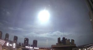 Satellite Nasa precipita, bagliore illumina il cielo di Kiev