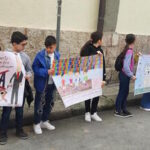 Ragazzi puliscono la lapide di Pio La Torre a Palermo