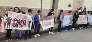 Ragazzi puliscono la lapide di Pio La Torre a Palermo