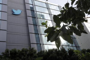 L'account del Papa su Twitter ha perso la spunta blu