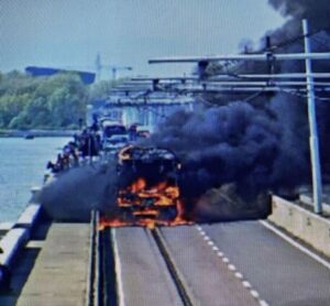 Bus in fiamme, bloccato il traffico sul ponte per Venezia