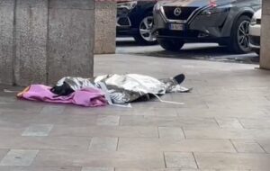 Clochard morto sotto i portici nel centro di Palermo