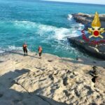 Muore dopo avere salvato due ragazzi caduti in mare