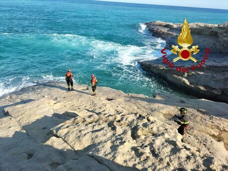 Muore dopo avere salvato due ragazzi caduti in mare Muore dopo avere salvato due ragazzi caduti in mare