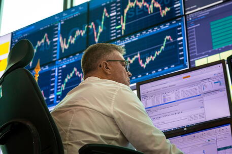 Borsa: Hong Kong negativa, apre a -0,13%