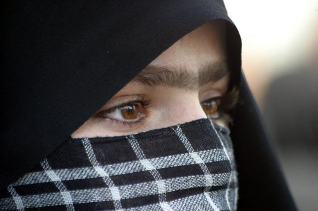 Iran: attrici sotto accusa per non avere indossato il velo