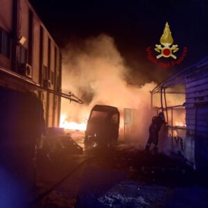 In fiamme un'azienda agricola a Pachino
