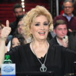 Iva Zanicchi, post dal letto, 'sono caduta dalle scale'