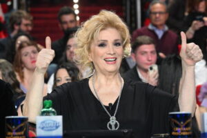 Iva Zanicchi, post dal letto, 'sono caduta dalle scale'