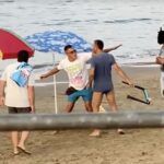 Rissa fra giovanissimi in spiaggia a Sampieri