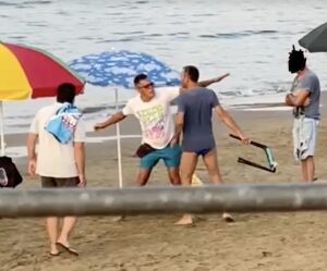 Rissa fra giovanissimi in spiaggia a Sampieri