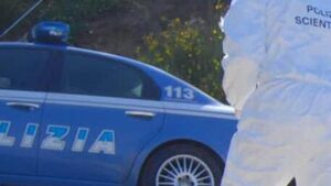 Colpita al volto con un mattone per strada, grave una 40enne
