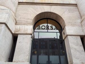 Borsa: Milano chiude in calo, Ftse Mib -0,54%