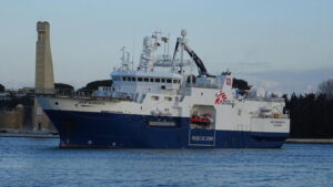 Migranti: iniziato lo sbarco dalla Geo Barents a Napoli