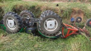 Si ribalta trattore, morto un agricoltore