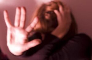 Lancia liquido corrosivo su cugina ex moglie, arrestato