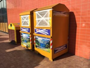 Neonata trovata morta in un cassonetto per i vestiti usati