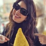 Cristina d'Avena è in Sicilia e posta foto con arancino
