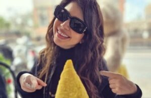 Cristina d'Avena è in Sicilia e posta foto con arancino