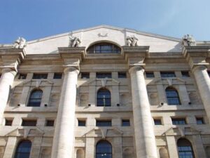 Borsa: Milano apre in rialzo (+0,5%)