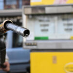 La benzina Ã¨ ancora in calo, al self Ã¨ a 1,853 euro al litro