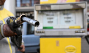 La benzina è ancora in calo, al self è a 1,853 euro al litro