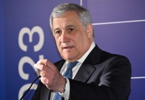 Tajani, non vado a Parigi, offese inaccettabili