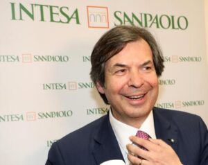 Intesa oltre le attese, utile del trimestre a 2 miliardi