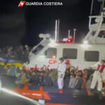 Migranti: notte di sbarchi a Lampedusa, 8 barchini con 380
