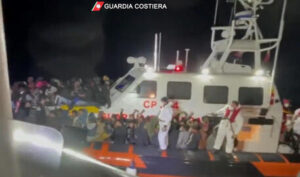 Migranti: notte di sbarchi a Lampedusa, 8 barchini con 380