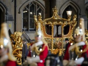 Incoronazione re Carlo III: partito corteo verso Westminster