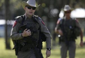 Sparatoria in un centro commerciale del Texas, quattro morti