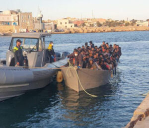 Avviato il piano di evacuazione dell'hotspot di Lampedusa